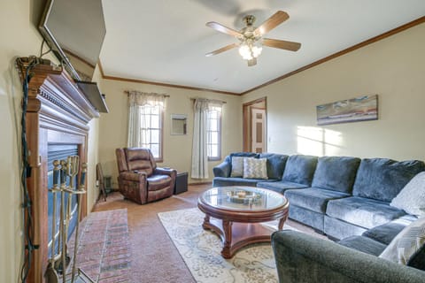 Lovely Fayetteville Home Deck and Fireplace! House in Fayetteville