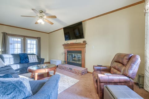 Lovely Fayetteville Home Deck and Fireplace! House in Fayetteville