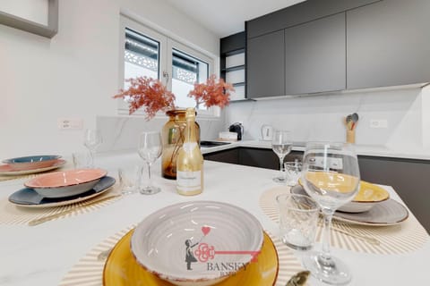 Kitchen or kitchenette, Food and drinks, Dining area, Food, Drinks
