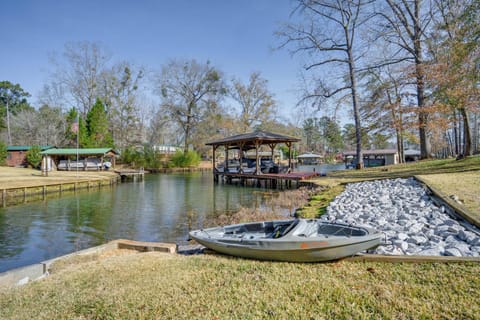 Eatonton Home on Lake Sinclair Private Boat Dock! House in Lake Sinclair