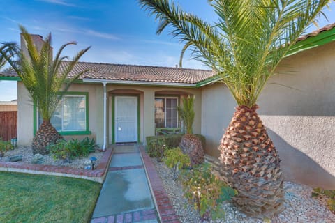 Victorville Home with Fenced Backyard and Patio! Casa in Victorville