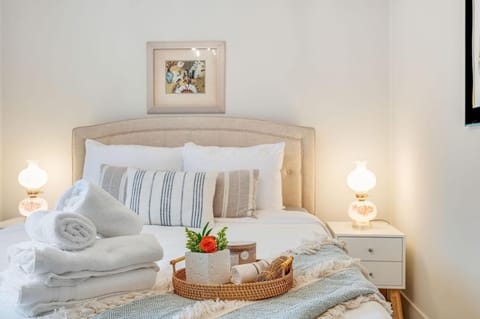 Perch - Brygger Cottage House in Magnolia Seattle