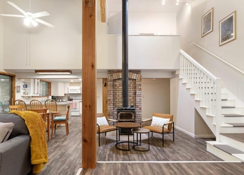 Rhododendron Loft BY Betterstay House in Coupeville