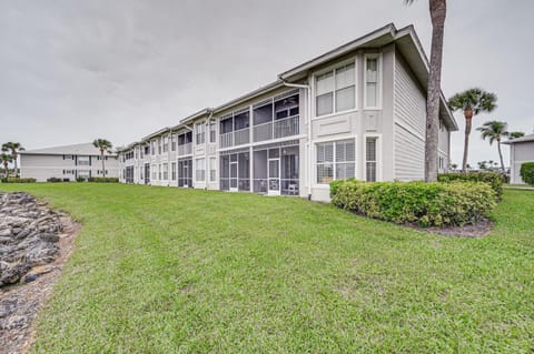 Naples Condo with Pond Views and Patio - Near Golf! Appartamento in Lely Resort