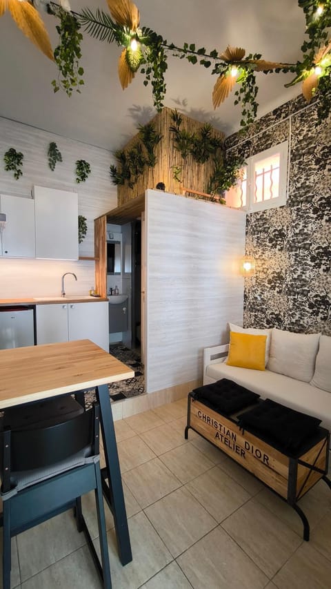 Living room, Seating area, Dining area, minibar, oven