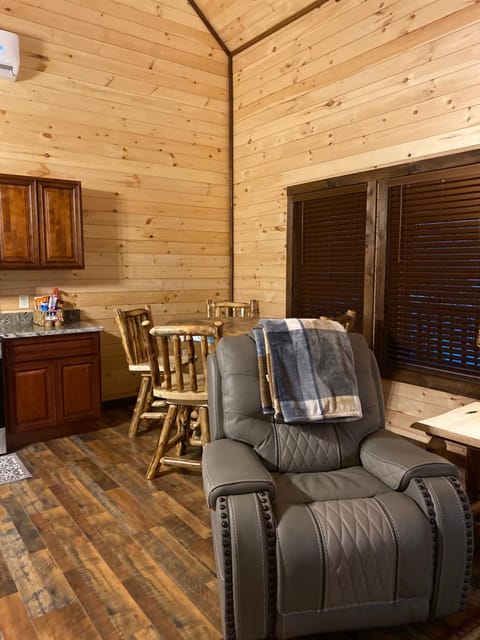 Lakeside Cabin Hot tub close to Ark Encounter Chalet in Ohio
