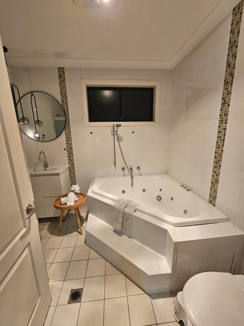 Book a Room with a view for your stay with shared bathroom laundry kitchen and living area Alquiler vacacional in Merrylands