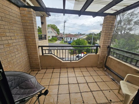 Book a Room with a view for your stay with shared bathroom laundry kitchen and living area Urlaubsunterkunft in Merrylands