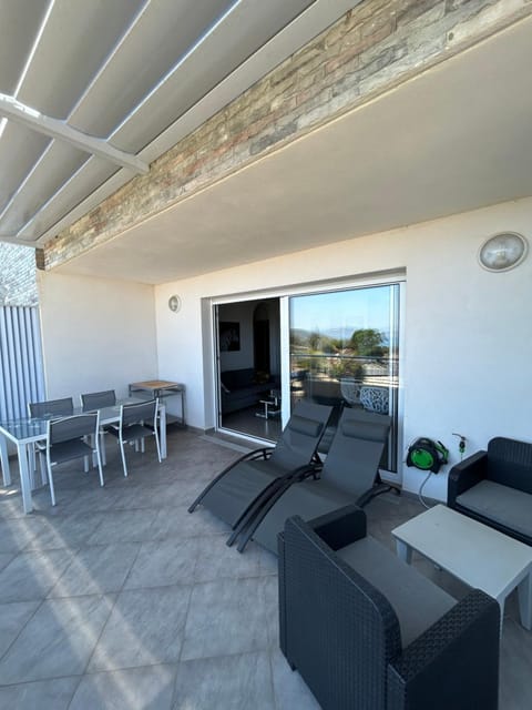 Patio, Day, Balcony/Terrace, Balcony/Terrace, Living room, sunbed