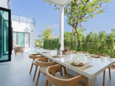 Day, Dining area, Pool view, Lunch