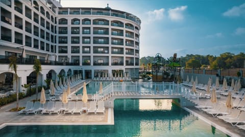 Property building, Day, Pool view, Swimming pool, sunbed