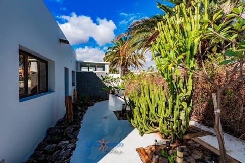 Casa Lola Vivienda Vacacional adults only Villa in Costa Teguise