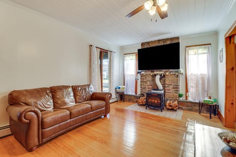 Charming Tannersville Home with Fire Pit and Deck! Casa in Tannersville
