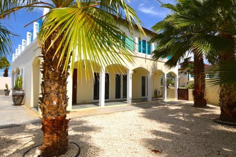 6 bdrm Villa and private Pool Gated Community 1 mile from Palm Beach Villa in Noord