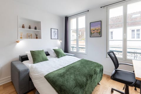 Bed, Living room, Seating area