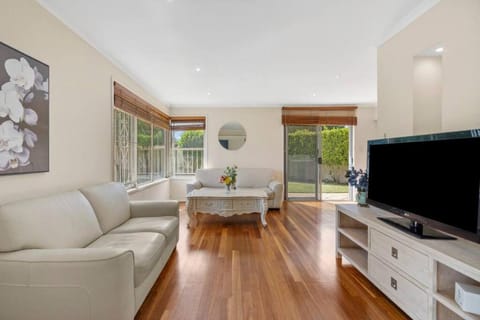 Steps to mall Central 3BR Family Home at Sunnybank House in Brisbane