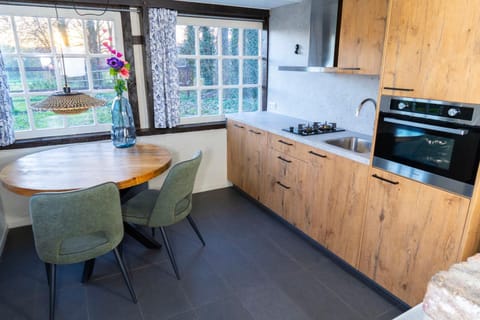 Kitchen or kitchenette, Dining area, dishwasher, microwave, oven, pet friendly