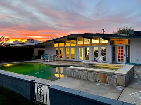 28 day minimum Luxury Joyful Desert Casa in Indian Wells
