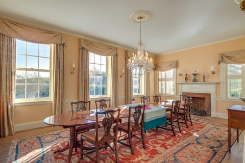 Elegant Paris Manor with Private Pool! Villa in Shenandoah Valley