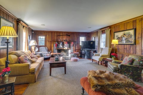 Elegant Paris Manor with Private Pool! Villa in Shenandoah Valley