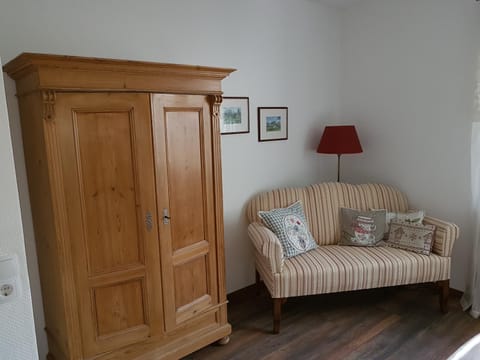 Seating area, Bedroom, wardrobe