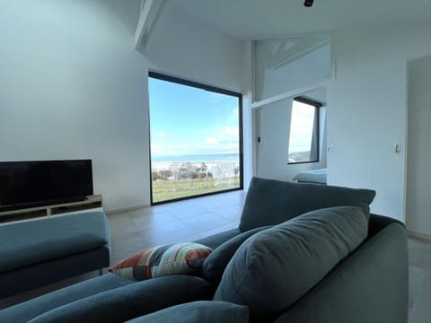 Villa with superb sea view, beach access 400 m House in Locquirec