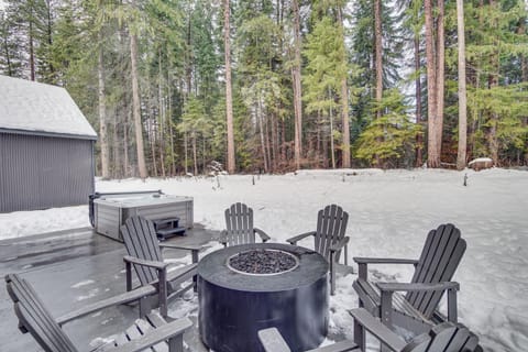 Modern Cle Elum Vacation Rental with Private Hot Tub House in Ronald