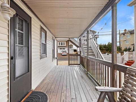 Cozy Condo Steps From Beach Apartment in North Beach Haven