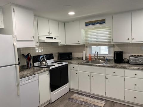 Newly Renovated Ocean Block Duplex Located In The Heart Of Surf City, Appartamento in Ship Bottom