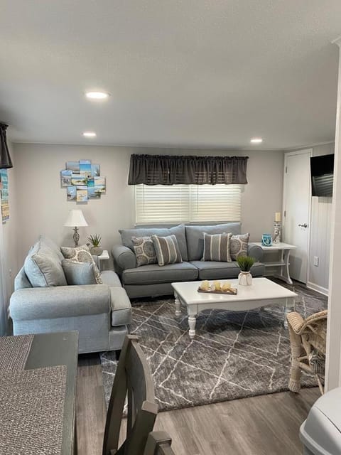 Newly Renovated Ocean Block Duplex Located In The Heart Of Surf City, Appartamento in Ship Bottom