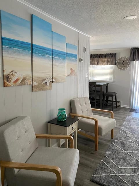 Newly Renovated Duplex Located On The Ocean Block In The Heart Of Surf City, Appartement in Ship Bottom