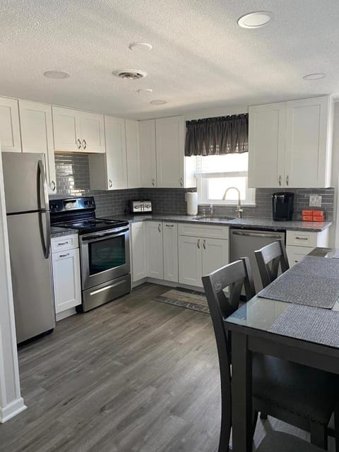Newly Renovated Duplex Located On The Ocean Block In The Heart Of Surf City, Condo in Ship Bottom