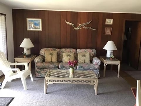 Quaint Ocean Front Duplex! Apartment in Barnegat Light