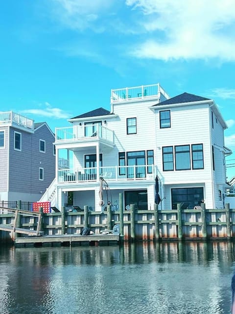 Beautiful Brand New Lagoon Front 5 Bedroom Home Maison in Barnegat Light
