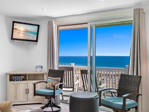 Immaculate Beach Front 2nd Floor Unit Condominio in North Beach Haven