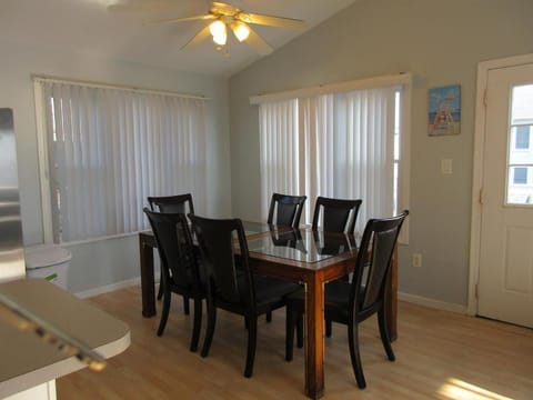 Single Family Home Located Just Steps To The Beach In Surf City - Pet Friendly So Even The Dog Can Come! Casa in Ship Bottom