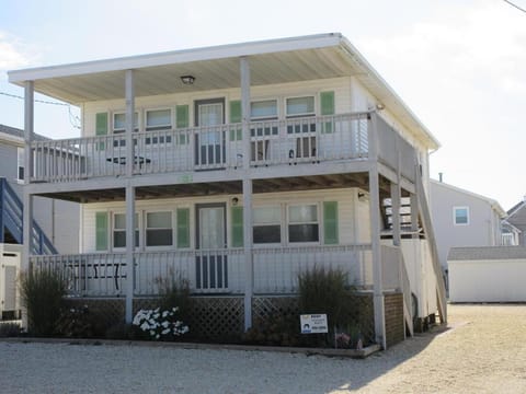 Recently Updated First Floor Duplex Located On The Ocean Block In Surf City, Condo in Ship Bottom