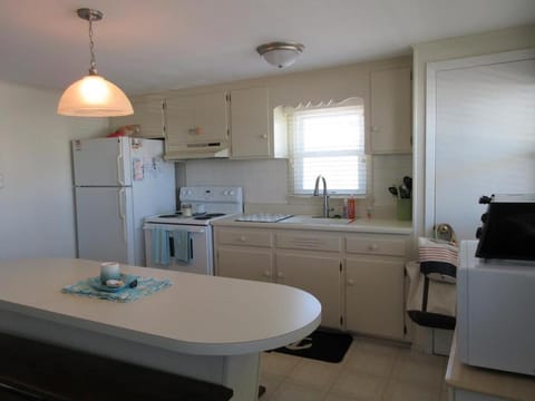 Recently Updated Second Floor Duplex Located On The Ocean Block In Surf City, Condo in Ship Bottom