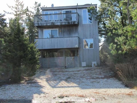 This Pet Friendly Home Is Located On The Ocean Block In Barnegat Light, Close To The Beach, House in Barnegat Light