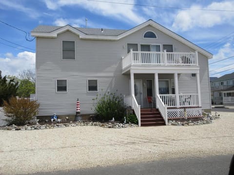 Large Six Bedroom Home Located Close To The Bay Beach In Surf City, House in Ship Bottom