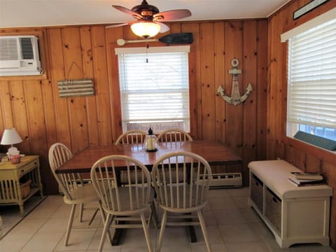 Upgraded 2nd Floor Duplex In The Heart Of Harvey Cedars Close To The Bay Beach And The Ocean, Apartment in Harvey Cedars
