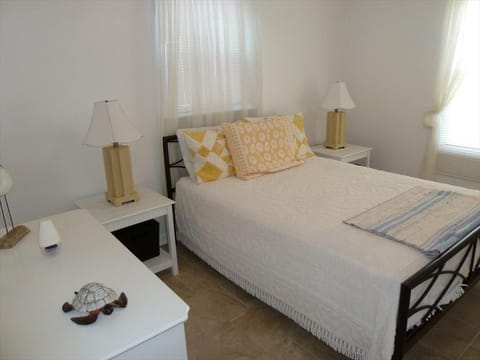 Oceanside 3 Bedroom, 1 Bath Duplex - A Short Walk To The Beach! Apartamento in Beach Haven Crest