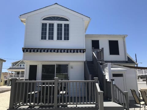 Nicely Updated Single Family Home In North Beach Haven That Accepts Pets! Close To The Beach And All Beach Haven Attractions, Casa in Beach Haven