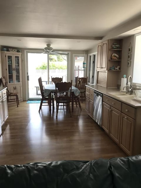 Nicely Updated Single Family Home In North Beach Haven That Accepts Pets! Close To The Beach And All Beach Haven Attractions, House in Beach Haven