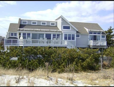 Beautiful Ocean Front Home Steps To The Beach Casa in Harvey Cedars