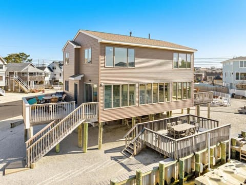 Excellent Views From This Ship Bottom Single Family Home Haus in Ship Bottom