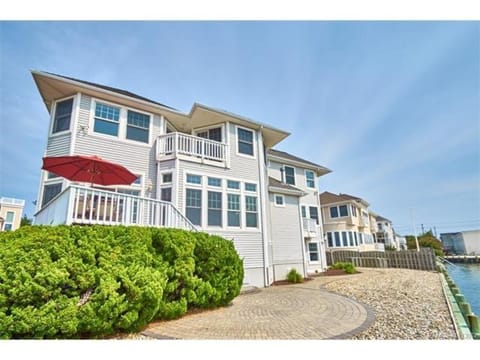 Beautiful Bay Front Home! House in North Beach Haven