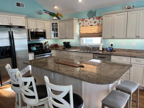 5 Bedroom 3,5 Bath In Ship Bottom Located 6 Homes To The Beach House in Ship Bottom