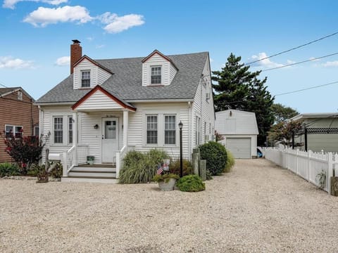 Centrally Located Cape Cod Close To The Bay And Beach In Surf City Casa in Stafford Township