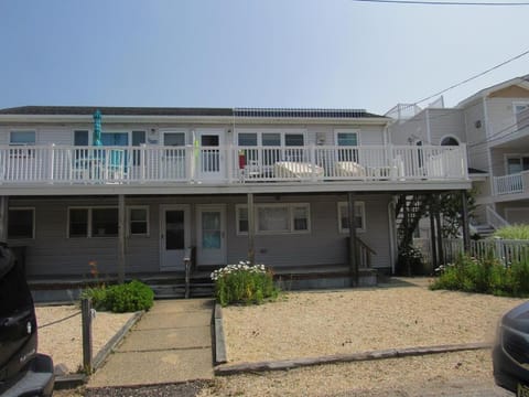 Modern 1st Floor Unit 5 Houses To The Beach Condominio in Ship Bottom